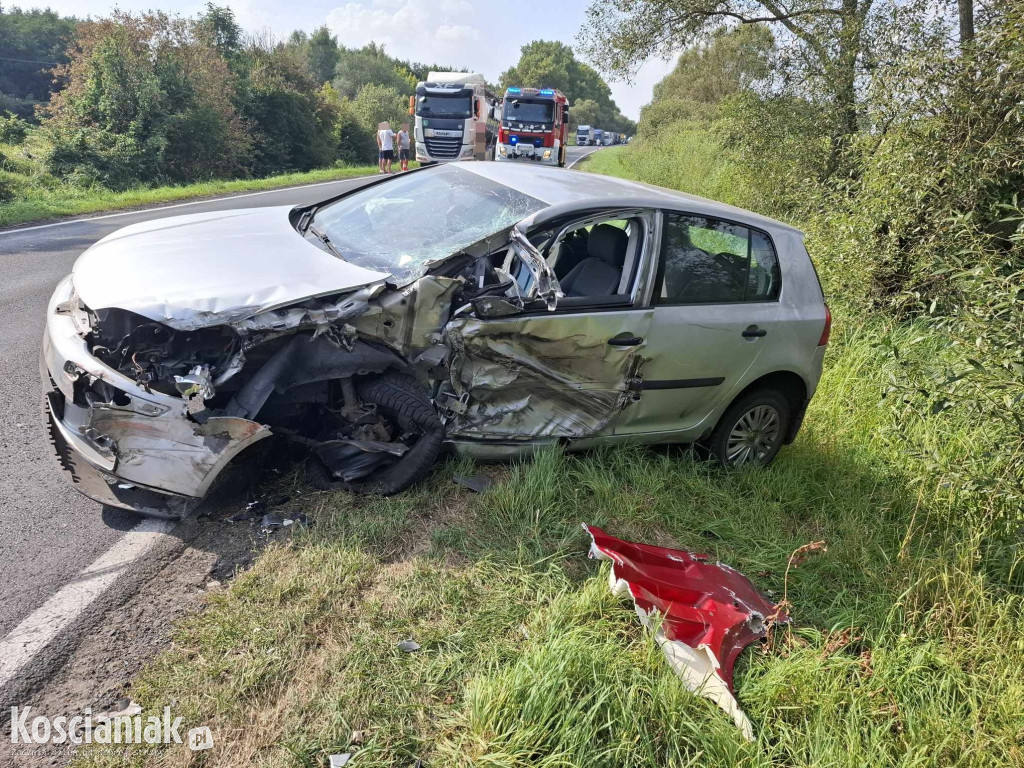 Zasnął za kierownicą i uderzył w ciężarówkę