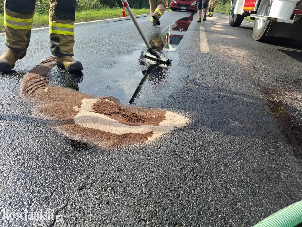 Zasnął za kierownicą i uderzył w ciężarówkę