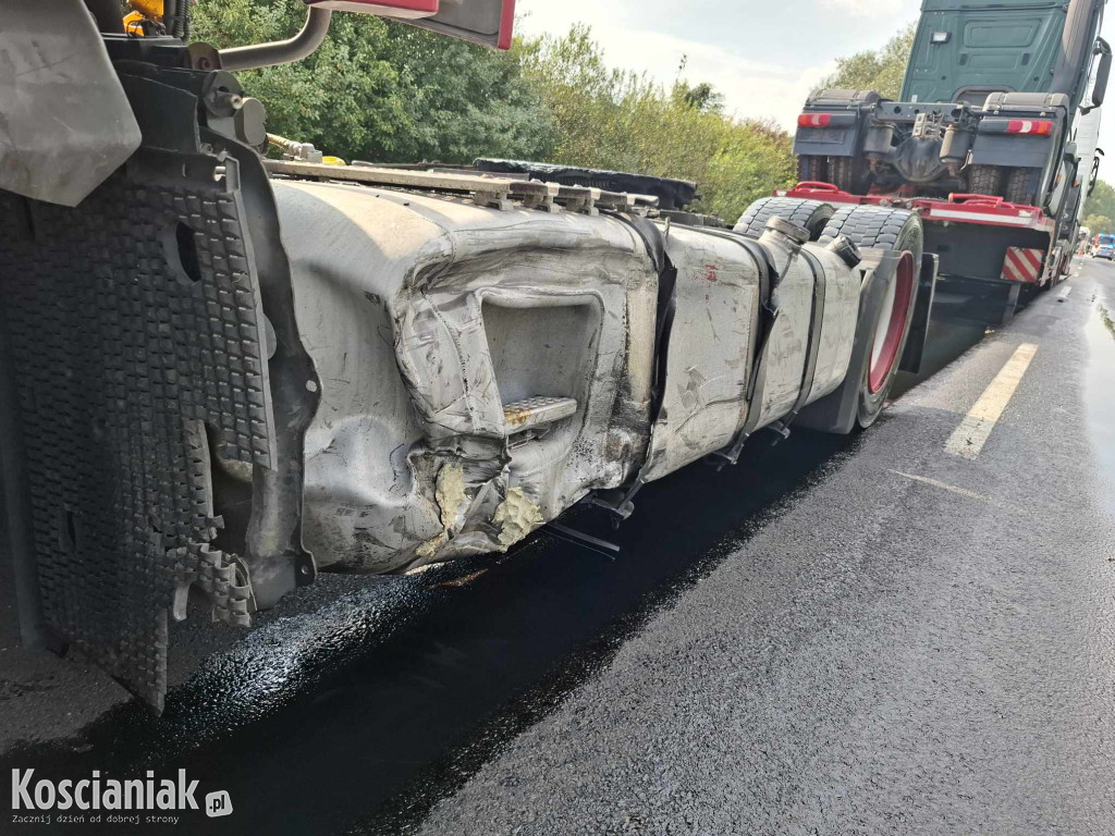 Zasnął za kierownicą i uderzył w ciężarówkę