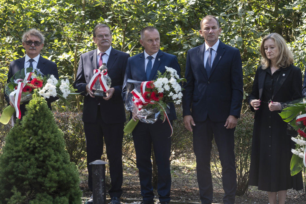 Oddali hołd pomordowanym w lesie w Kurzej Górze