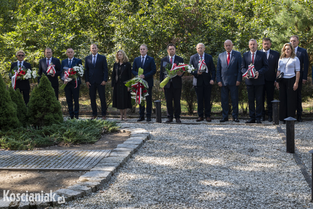 Oddali hołd pomordowanym w lesie w Kurzej Górze