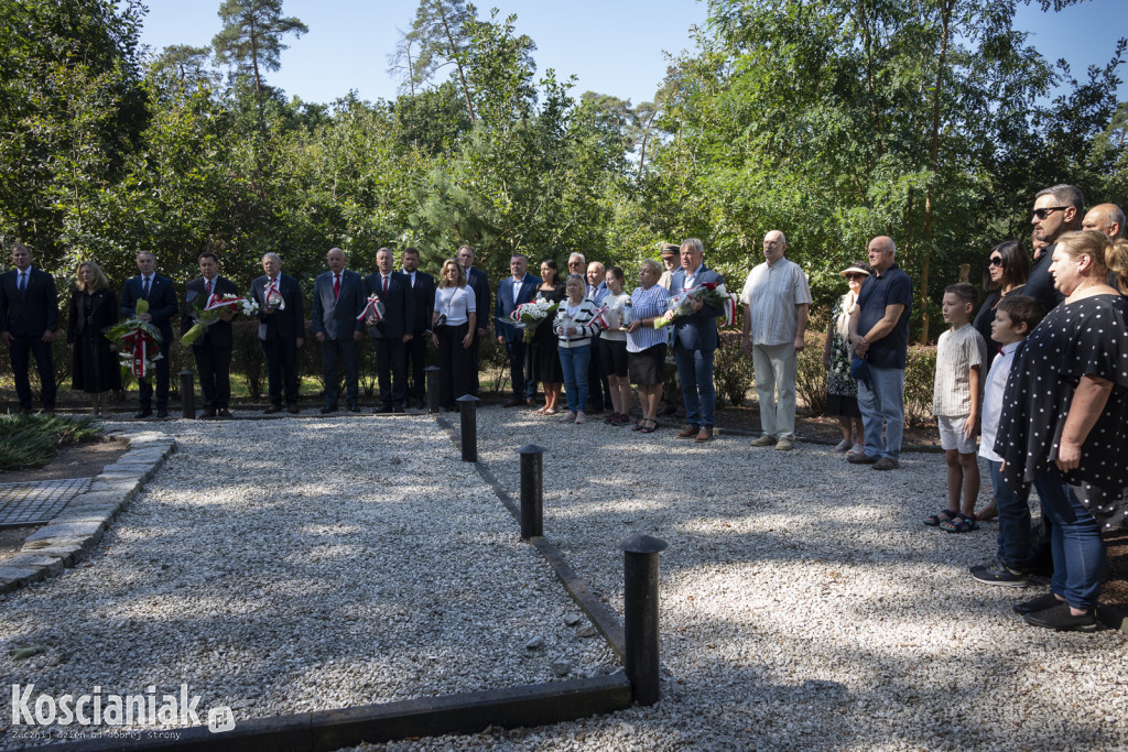 Oddali hołd pomordowanym w lesie w Kurzej Górze