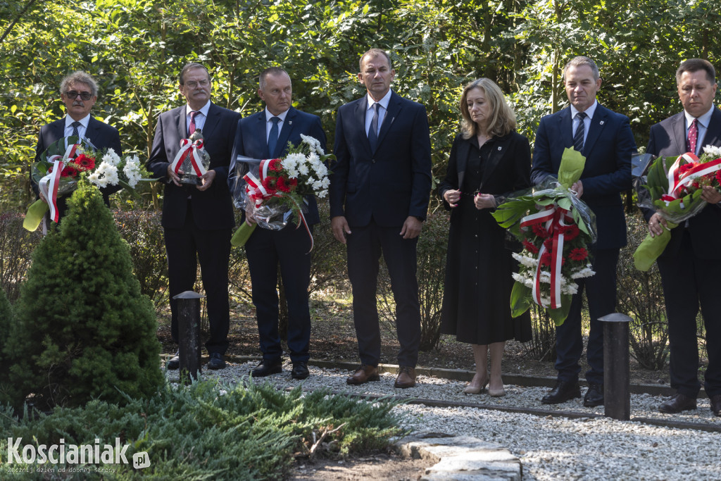 Oddali hołd pomordowanym w lesie w Kurzej Górze