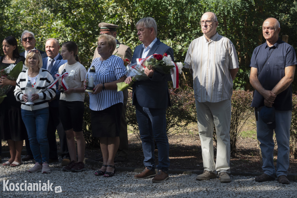 Oddali hołd pomordowanym w lesie w Kurzej Górze