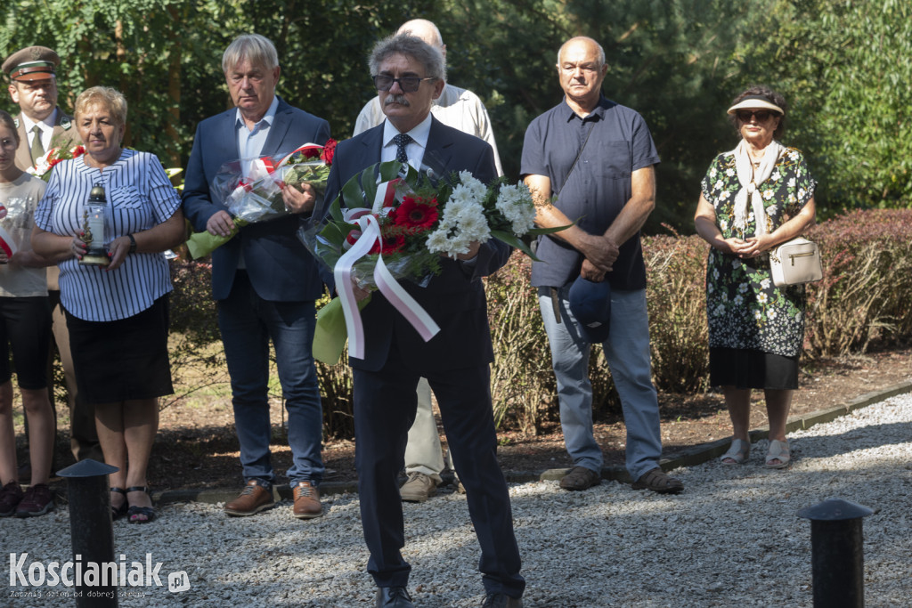 Oddali hołd pomordowanym w lesie w Kurzej Górze