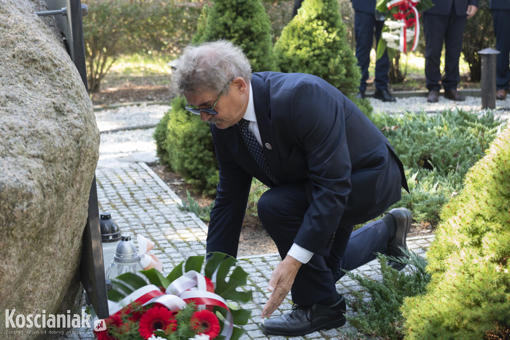 Oddali hołd pomordowanym w lesie w Kurzej Górze