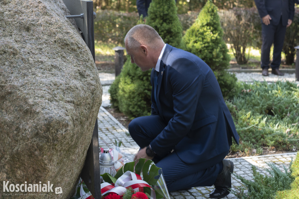 Oddali hołd pomordowanym w lesie w Kurzej Górze