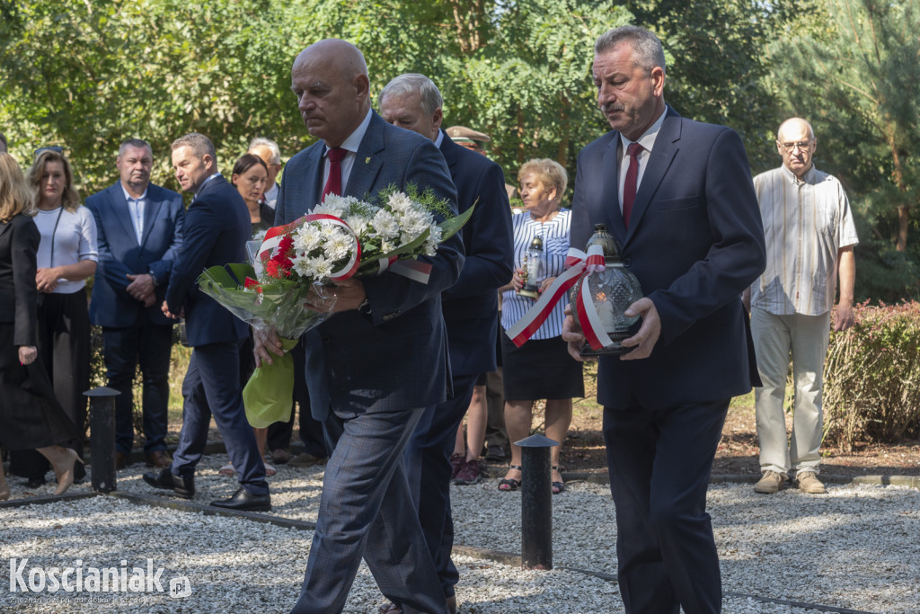 Oddali hołd pomordowanym w lesie w Kurzej Górze