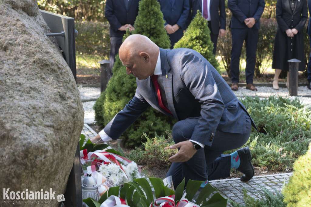 Oddali hołd pomordowanym w lesie w Kurzej Górze