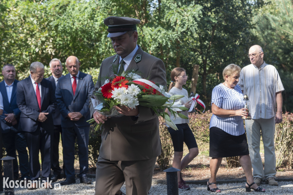 Oddali hołd pomordowanym w lesie w Kurzej Górze