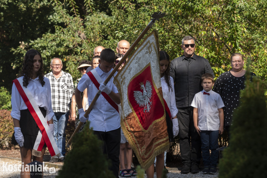 Oddali hołd pomordowanym w lesie w Kurzej Górze