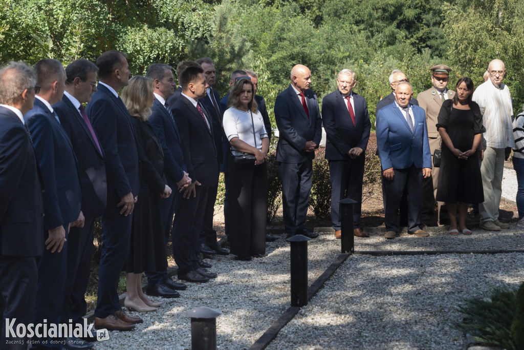 Oddali hołd pomordowanym w lesie w Kurzej Górze