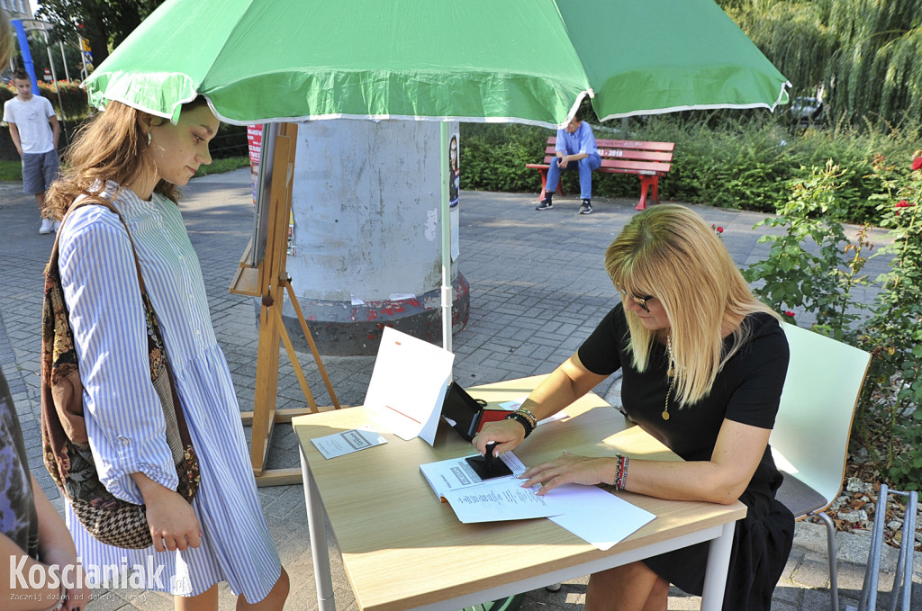 Narodowe Czytanie przed biblioteką w Kościanie