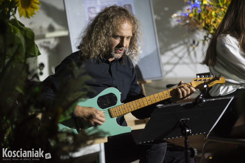 Koncert zespołu Jesienni w bibliotece