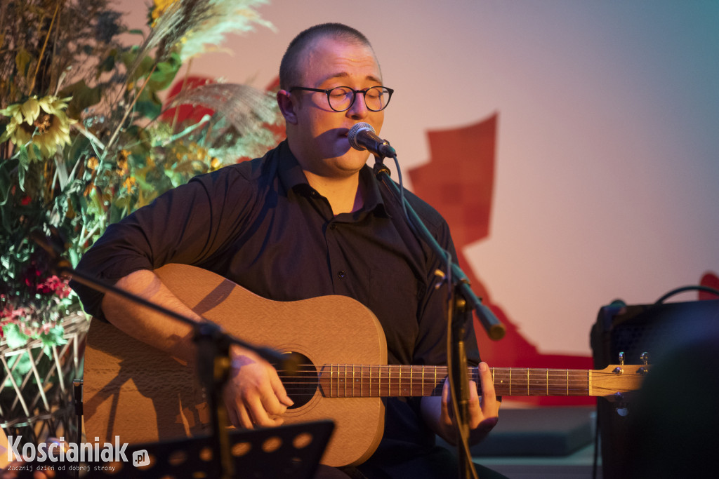 Koncert zespołu Jesienni w bibliotece