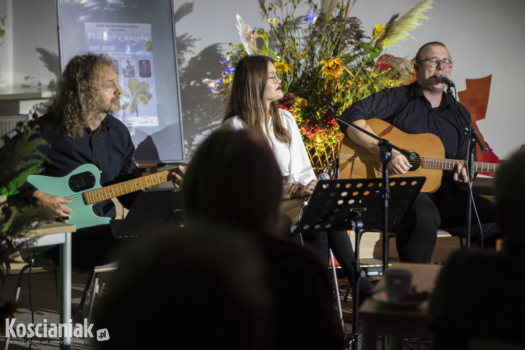 Koncert zespołu Jesienni w bibliotece