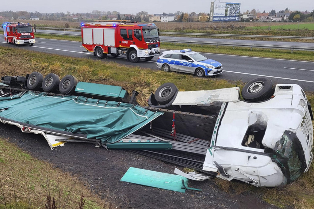 Przewrócona ciężarówka na S5