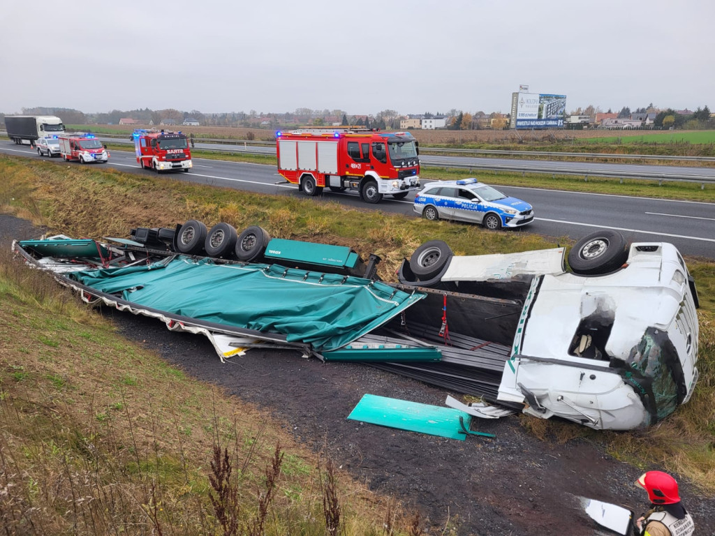 Przewrócona ciężarówka na S5