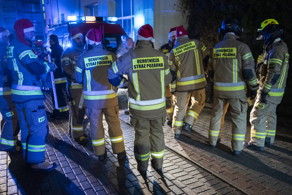 Strażacki św. Mikołaj odwiedził dzieci w szpitalu