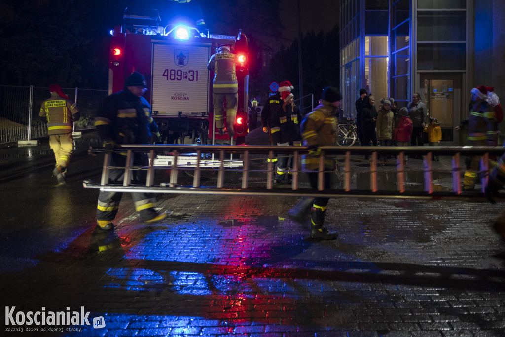 Strażacki św. Mikołaj odwiedził dzieci w szpitalu