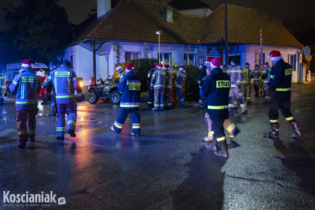 Strażacki św. Mikołaj odwiedził dzieci w szpitalu