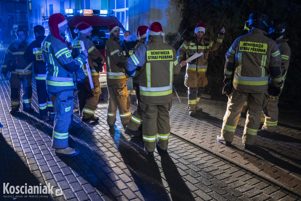 Strażacki św. Mikołaj odwiedził dzieci w szpitalu