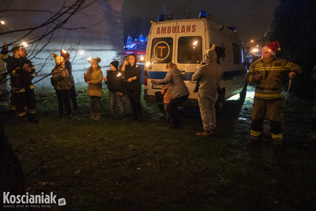 Strażacki św. Mikołaj odwiedził dzieci w szpitalu