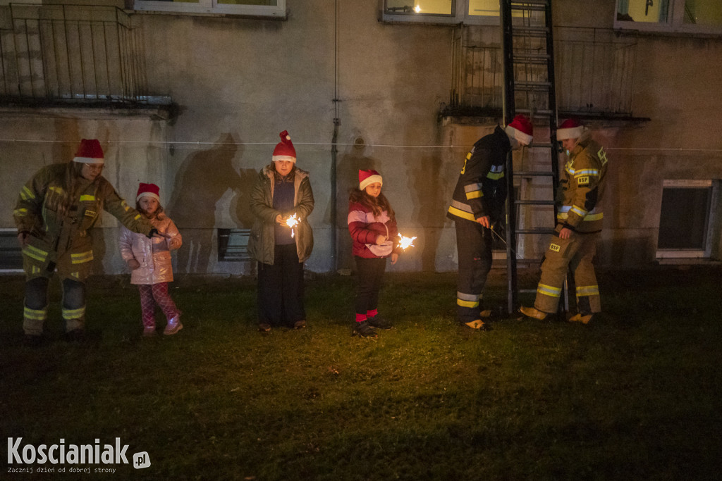 Strażacki św. Mikołaj odwiedził dzieci w szpitalu