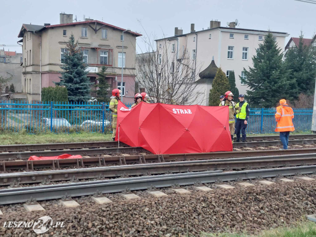 Mężczyzna zginął pod kołami pociągu w Lesznie