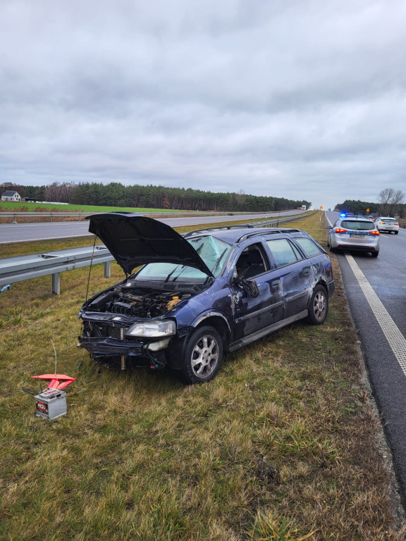 Pijany doprowadził do dachowania na S5.