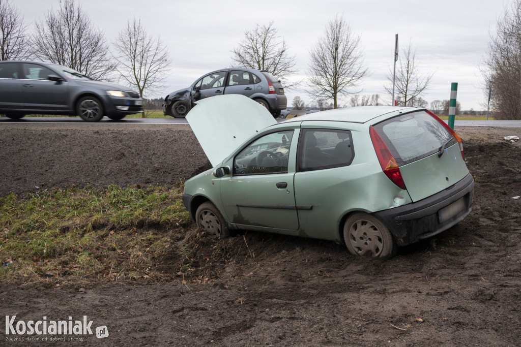 Kolizja dwóch aut przed Racotem