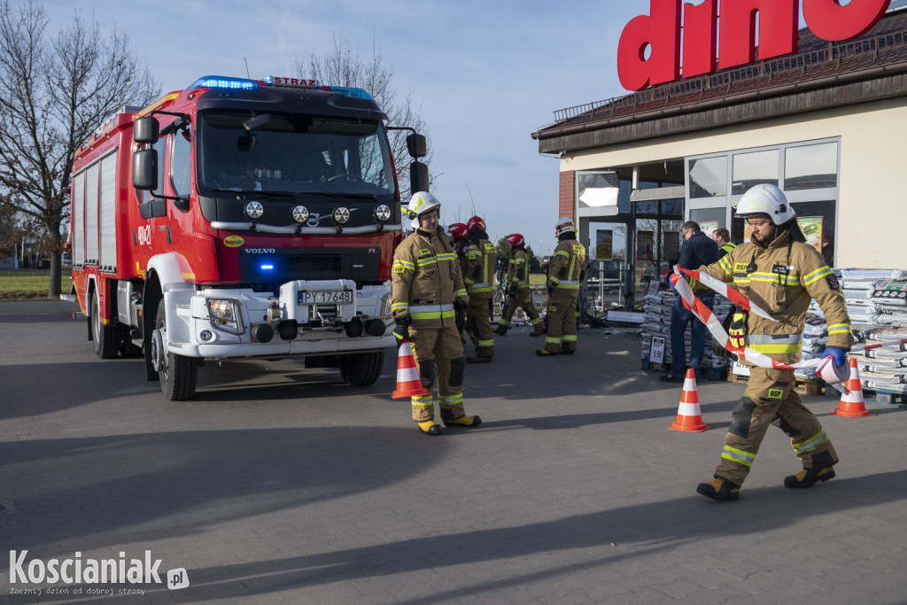 Starszy mężczyzna wjechał autem do Dino!