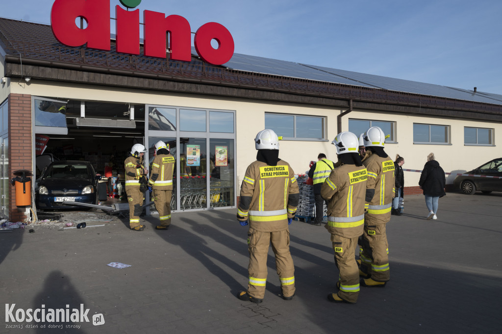 Starszy mężczyzna wjechał autem do Dino!