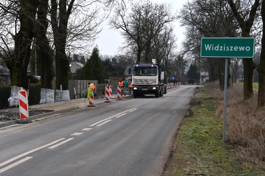 Budują ścieżkę rowerową w Widziszewie