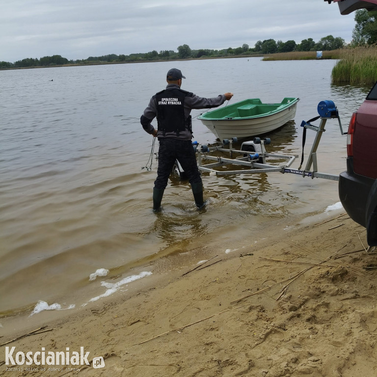 Kontrolowali wędkarzy nad jeziorami powiatu