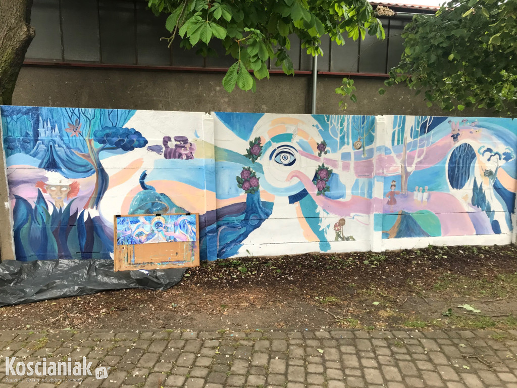 Kolejny mural przy KOK-u już prawie gotowy