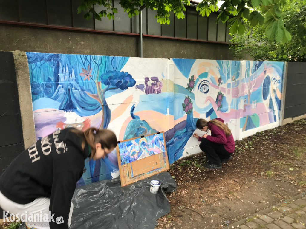 Kolejny mural przy KOK-u już prawie gotowy