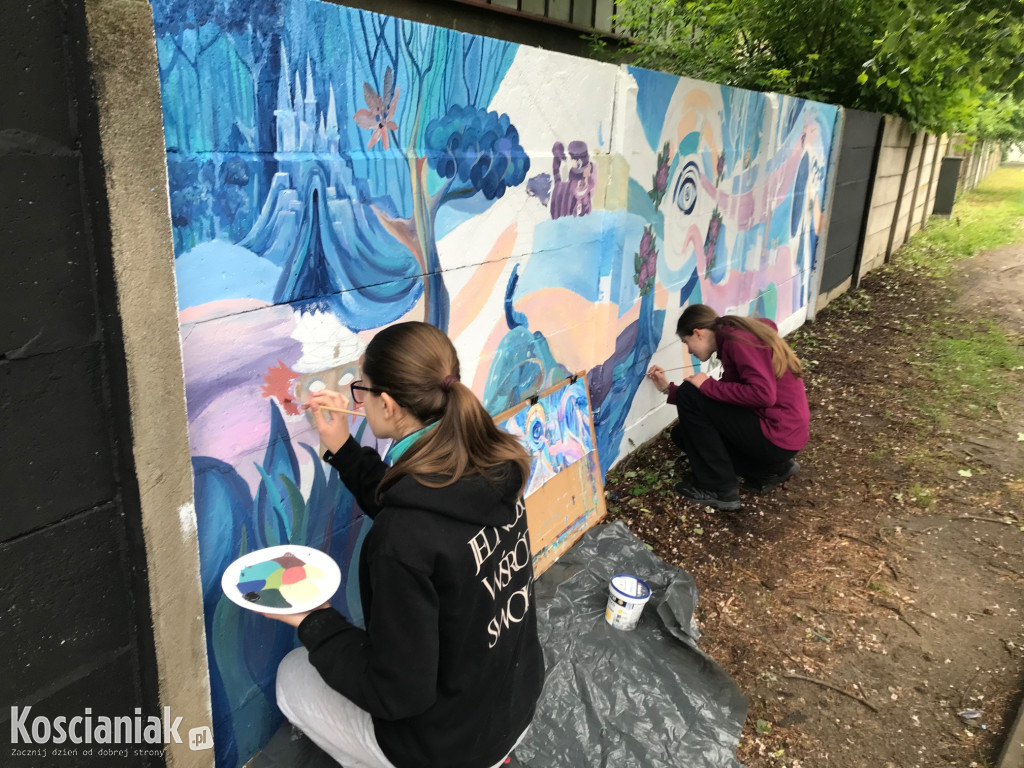 Kolejny mural przy KOK-u już prawie gotowy