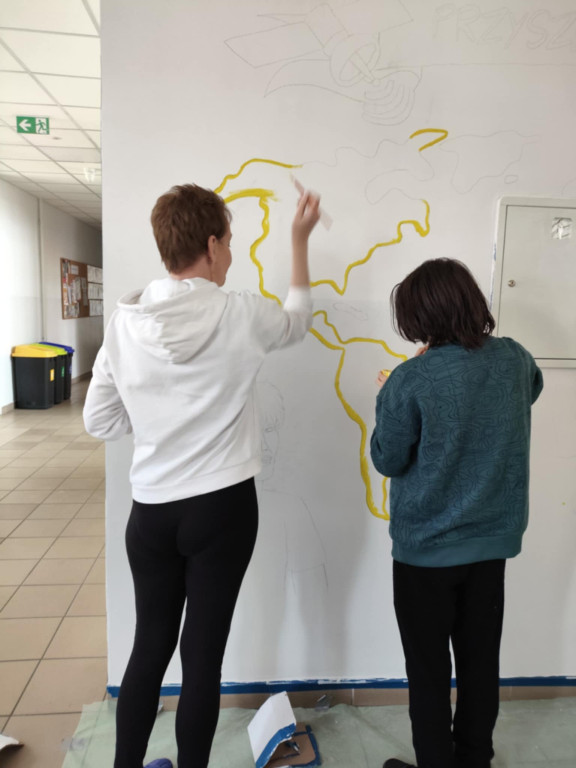 Namalowali mural na szkolnym korytarzu w „Ratajczaku”