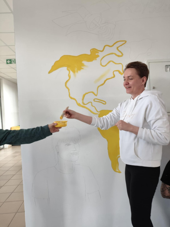 Namalowali mural na szkolnym korytarzu w „Ratajczaku”