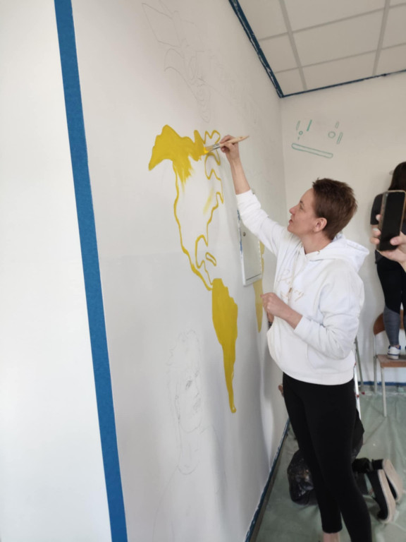 Namalowali mural na szkolnym korytarzu w „Ratajczaku”