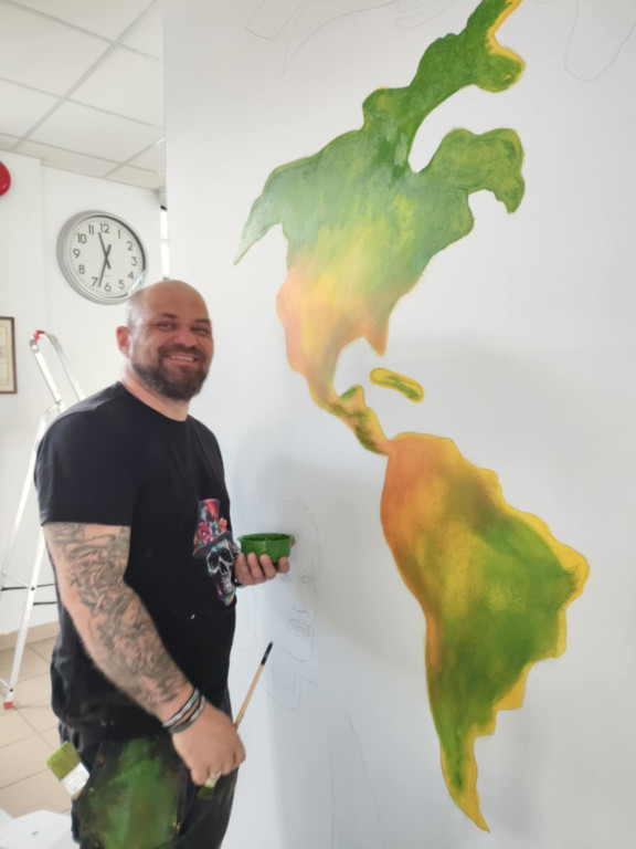 Namalowali mural na szkolnym korytarzu w „Ratajczaku”