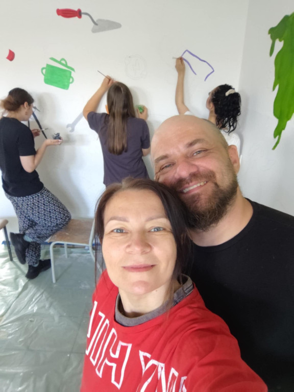 Namalowali mural na szkolnym korytarzu w „Ratajczaku”