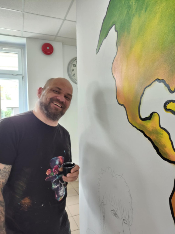 Namalowali mural na szkolnym korytarzu w „Ratajczaku”