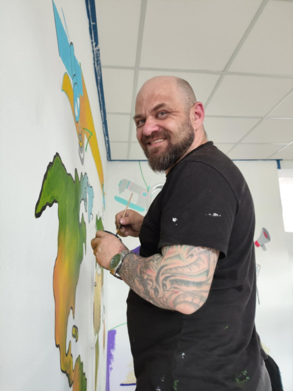 Namalowali mural na szkolnym korytarzu w „Ratajczaku”