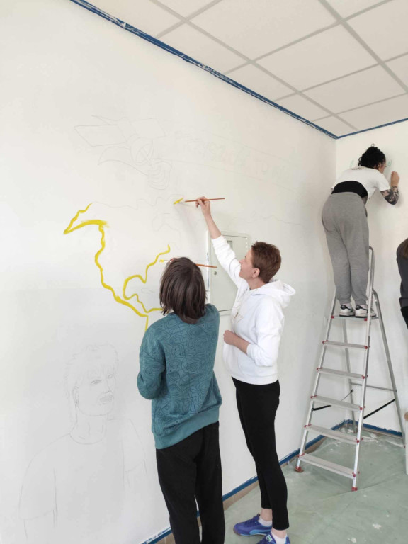 Namalowali mural na szkolnym korytarzu w „Ratajczaku”