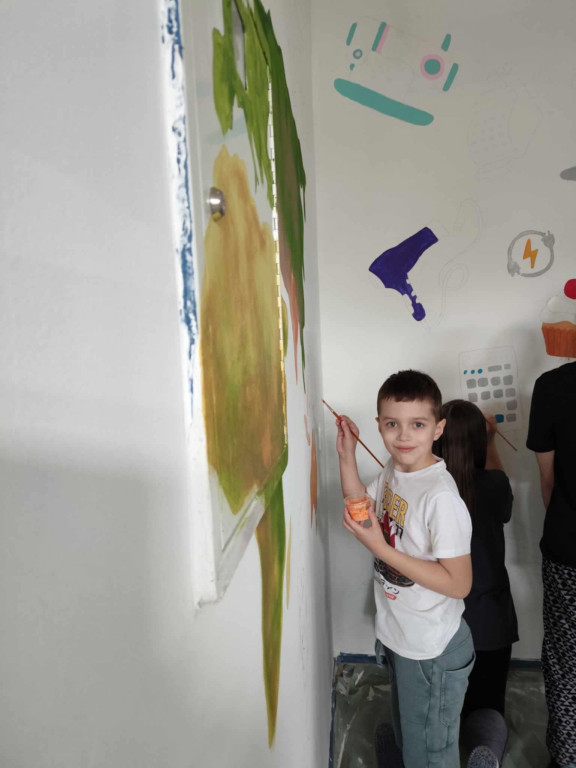 Namalowali mural na szkolnym korytarzu w „Ratajczaku”