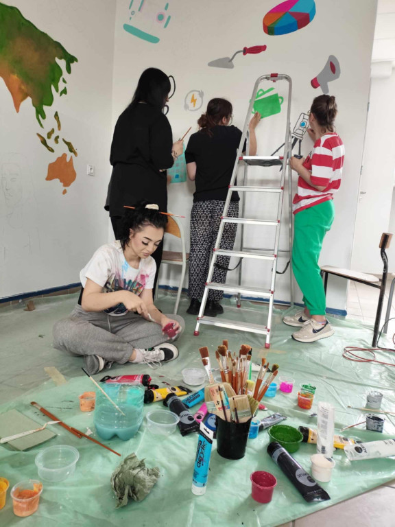 Namalowali mural na szkolnym korytarzu w „Ratajczaku”