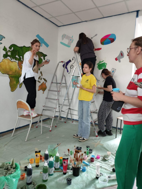 Namalowali mural na szkolnym korytarzu w „Ratajczaku”