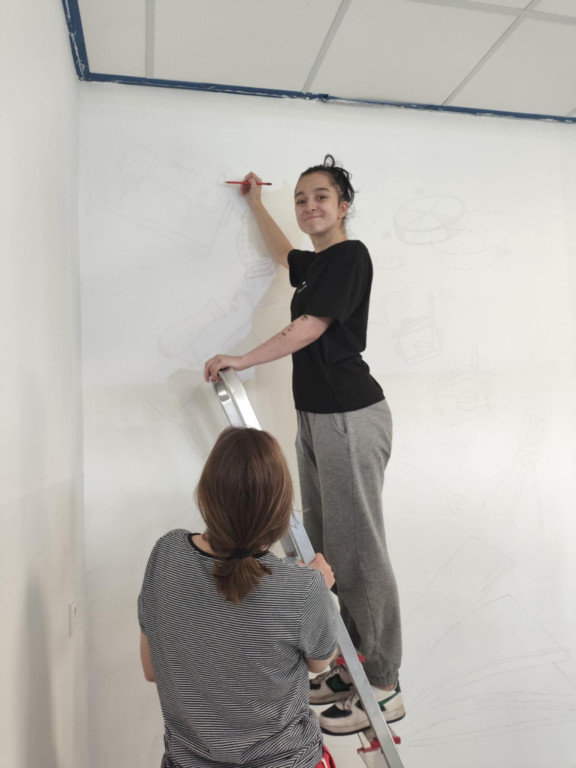 Namalowali mural na szkolnym korytarzu w „Ratajczaku”